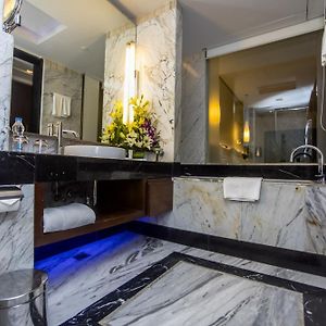 Concierge level Guest room 1 King City view Corner room